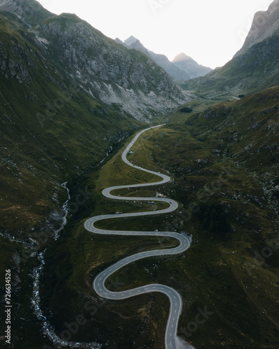 Furka Pass, przełęcz górska w Szwajcarii. Zdjęcie z drona