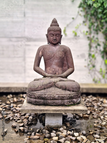 Estatua de buda en meditación