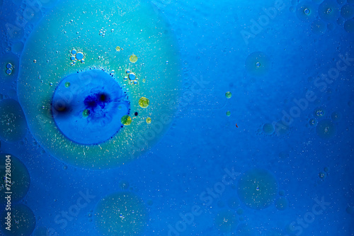Hintergrund-Fotografie von Blasen und Tropfen mit Tinte in einem Wasserbehälter mit Psychedelisch anmutender Wirkung 
