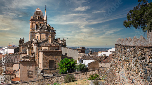 Vista de la iglesia a santa María de la Encarnación del siglo XVI desde las murallas almenadas del alcázar en la villa de Jerez de los Caballeros, España