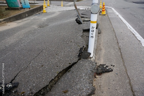 日本の石川県かほく市 地震による液状化現象で破損した道路