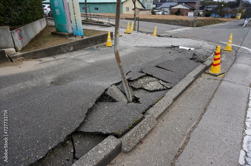 日本の石川県かほく市 地震による液状化現象で破損した道路