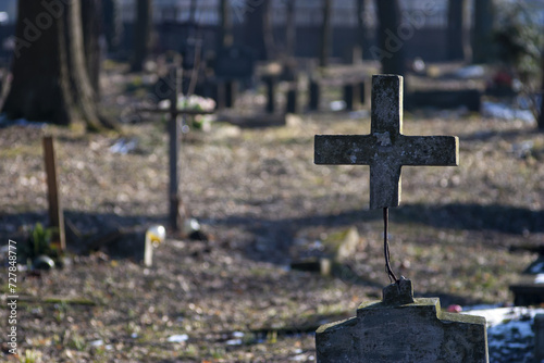 Uszkodzony betonowy krzyż na cmentarzu
