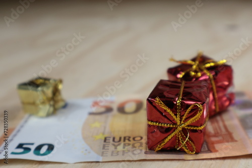 Pacchetto regalo con fiocco rosso sul denaro in Euro.