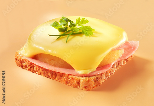 Holländer, Toast, überbacken, Toast Hawaii, Käse, 