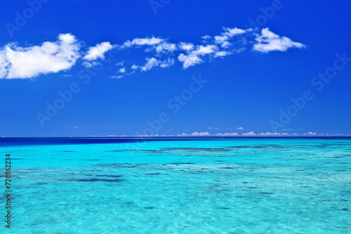 沖縄県鳩間島 瑠璃色の海と夏空