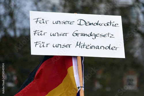 Schild auf einer Demo: "Für unsere Demokratie. Für unser Grundgesetz. Für unser Miteinander."