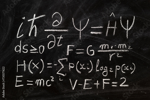 Ecuaciones de Newton, Einstein, schrödinger y otros físicos de la historia, escrito a mano con tiza en la pizarra