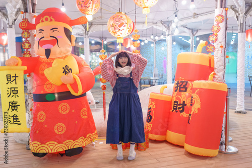 台湾台北市士林区にある遊園地で夜に遊ぶ２０代の若い台湾人女性A young Taiwanese woman in her 20s playing at night at an amusement park in Shilin District, Taipei City, Taiwan
