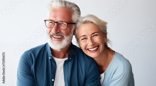 Un couple senior, heureux, amoureux, riant et partageant un moment de bonheur intense, arrière-plan blanc
