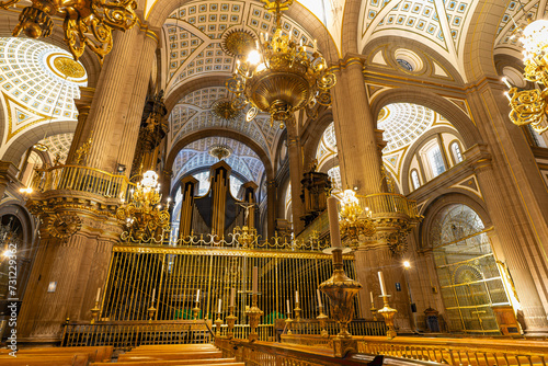 メキシコ プエブラ大聖堂内部の壮大な建築様式とパイプオルガン