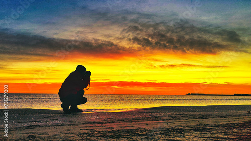 Paseando en busca del amanecer en la playa del Cabanyal Valencia