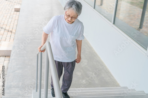 リハビリで階段の昇り降りをする高齢者女性（ロコモ・フレイル・サルコペニア・骨粗鬆症） 