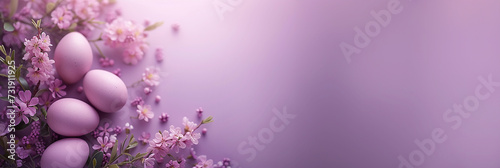sfondo di Pasqua lilla con uova e fiori tono su tono, effetti bokeh, formato banner con spazio per testo