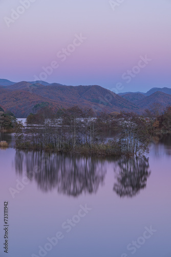 日本 福島県耶麻郡北塩原村、裏磐梯高原の秋元湖の水鏡に映る夕景と夕焼け空