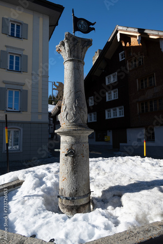 Schneebedeckter Brunnen in Hospental, Kanton Uri, Schweiz