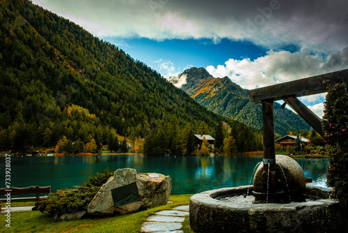 Lac et montagnes du Valais Suisse