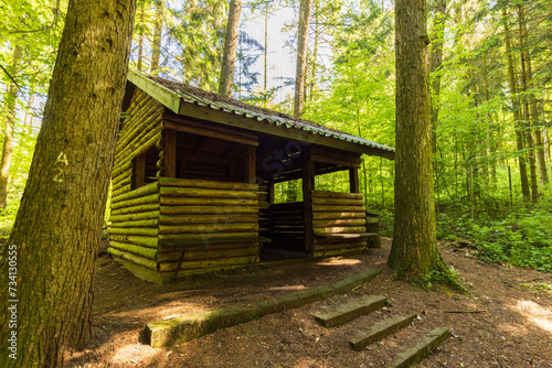 Schutzhütte am Wanderweg im Wald