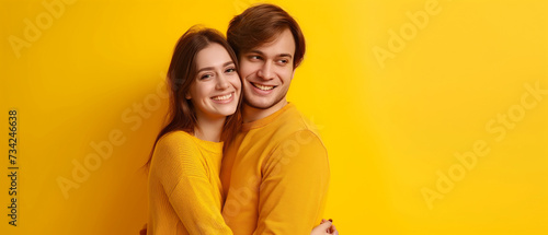 Casal feliz se abraçando juntos isolados no fundo amarelo