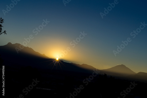 Foto del solsticio de invierno. Vista de los volcanes mexicanos en el amanecer del invierno de diciembre. Iztaccihuatl y Popocatepetl. Las primeras horas del dia.