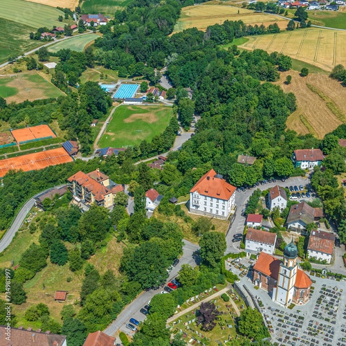 Der Kurort Bad Griesbach im Rottal in der Region Donau-Wald in Niederbayern von oben, Blick über das Rathaus zum Sportzentrum