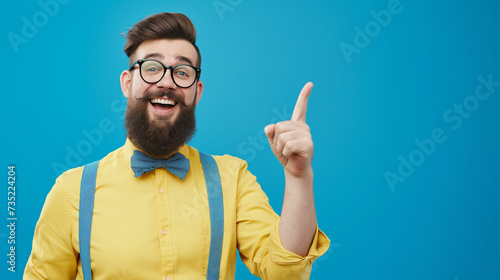 homem barbudo animado com camisa amarela apontando com o dedo para o espaço da cópia