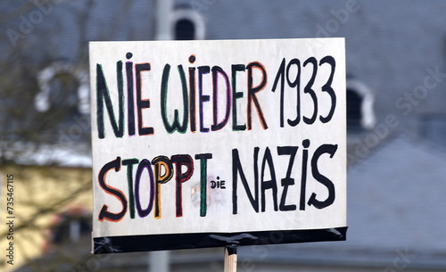 Schild auf einer Demo: "Nie wieder 1933. Stoppt Nazis!"