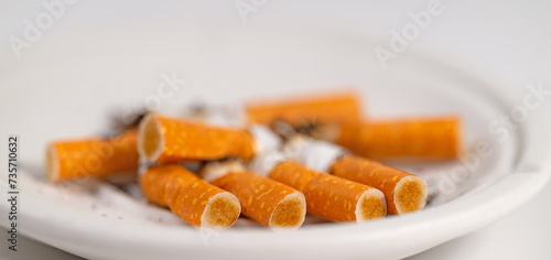 Abgebrannte Zigaretten in einer Nahaufnahme
