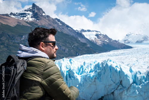Hombre turista admirando el Glaciar Perito Moreno, desde las pasarelas del Parque Nacional Los Glaciares