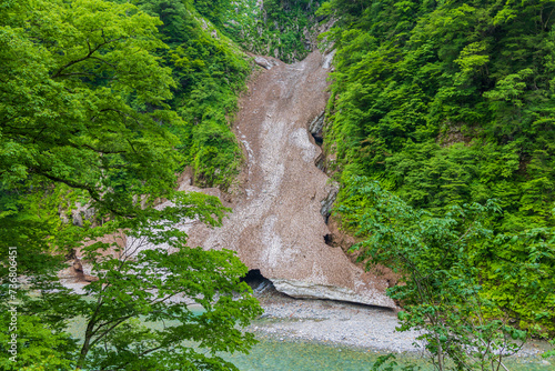 日本の風景 夏の黒部峡谷 黒部万年雪 