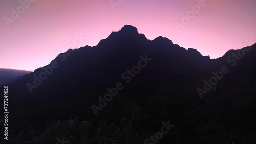 Piton vue de Marla au lever du soleil sous une belle couleur fuchsia La réunion Hiver 2022