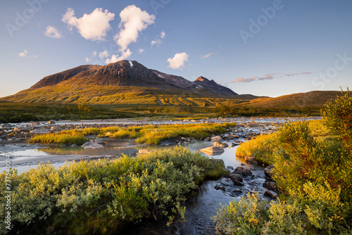 Bergmassiv Akka, Fluss Sjnjuvtjudisjahka, Sarek Nationalpark, Lappland, Schweden, Europa