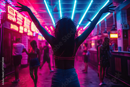 Fotografía de la animada vida nocturna en un barrio moderno con luces de neón, bares y restaurantes, capturando la esencia cosmopolita, personas divirtiéndose