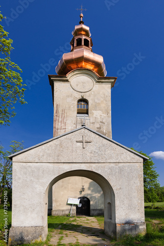 Cerkiew Opieki Bogurodzicy w Łabowej wiosną. Widok od frontu.