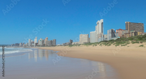 Sandstrand am Indischen Ozean und die Skyline von Durban in Südafrika
