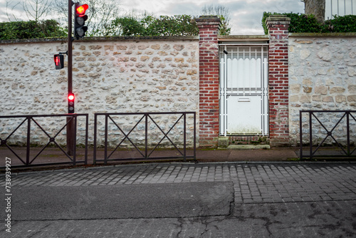 Roissy-en-France, dolina Oise, ulica, brama w murze