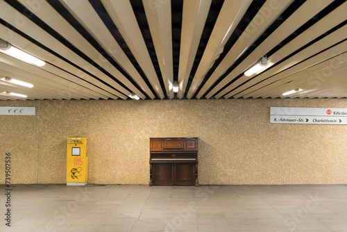 Altes Klavier in der U-Bahnstation Charlottenplatz, Stuttgart