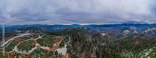 Góry, Beskid Śląski w Polsce, panorama z lotu ptaka zimą. Okolice istebnej i Koniakowa.