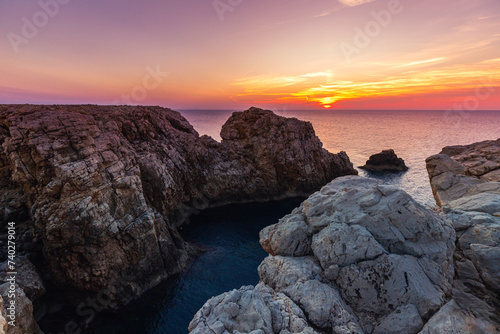 Krajobraz morski, zachód słońca i klify, wyspa Minorka (Menorca), Hiszpania 