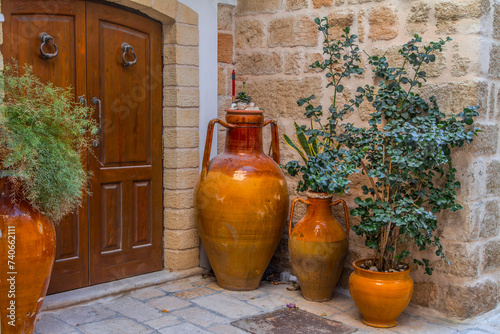  ​70 / 5 000 Wyniki tłumaczenia Tłumaczenie large brown flower pots standing by the door outside an old tenement house