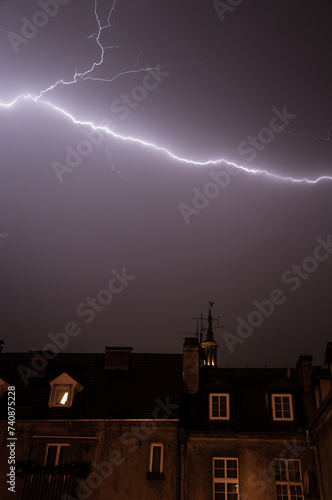 Wyładowania atmosferyczne w nocy nad Poznaniem.