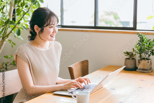 家でテレワークする日本人女性（パソコン・副業・エンジニア） 