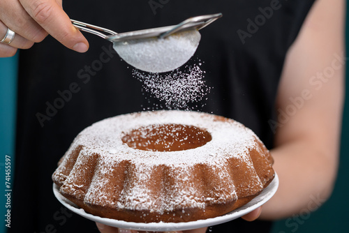 Wielkanocna babka piaskowa posypywana cukrem pudrem izolowana z bliska 