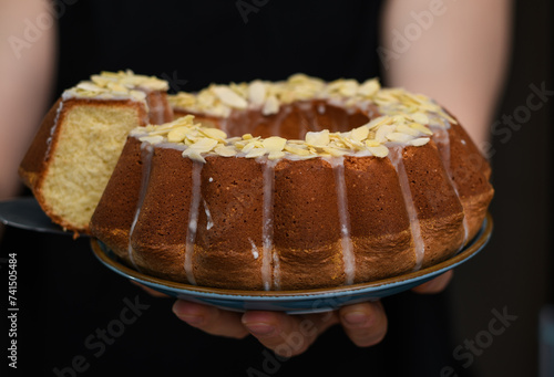 Lukrowana babka wielkanocna z okrojonym jednym kawałkiem 