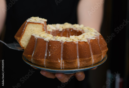 Kroić i serwować ciasto wielkanocne, babka drożdżowa cytrynowa z lukrem
