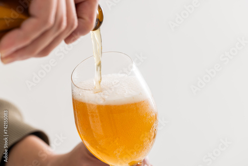 グラスに注ぐビール beer pouring into a glass