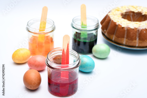 Wielkanocne tradycje, barwienie jajek pisanek i pieczenie ciast babki piaskowej