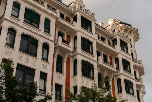 Edificio en el centro de Bilbao construido en 1906, obra de Federico Ugalde Echevarría. Aparece en la escena inicial de James Bond, The World Is Not Enough (1999).