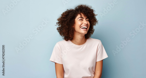 Mujer joven riendo alegremente, felicidad pura