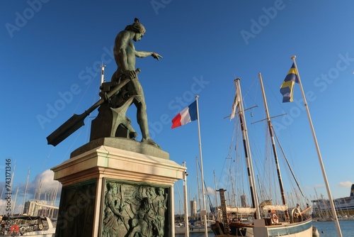 Sculpture sur le port de la ville de Toulon, quai Cronstadt, statue du Génie de la Navigation pointant du doigt vers la mer Méditerranée (France)